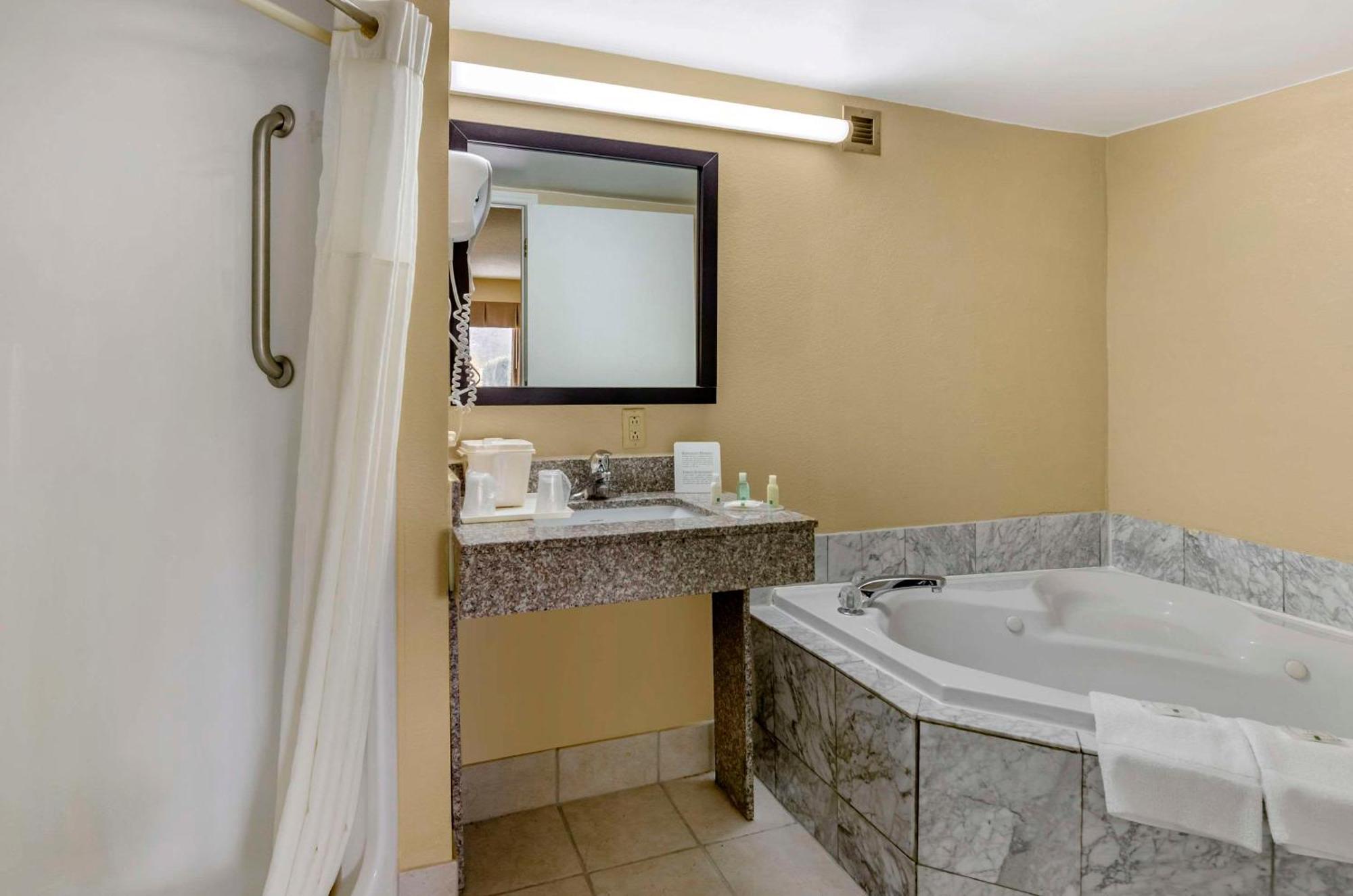 Quality Inn Hillsville Exterior foto